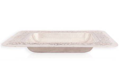 Centrotavola quadrato in argento con largo bordo cesellato con fiori e fiocchi