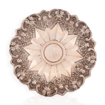 Centrotavola in argento con bordo sagomato e cesellato a motivi floreali