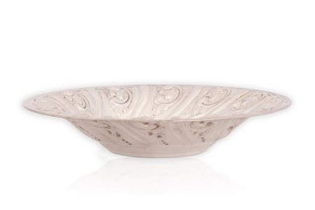 Centrotavola in argento sbalzato con particolari in girali vegetali