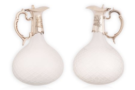 Lotto di due caraffe in vetro con manico e coperchio in Sheffield