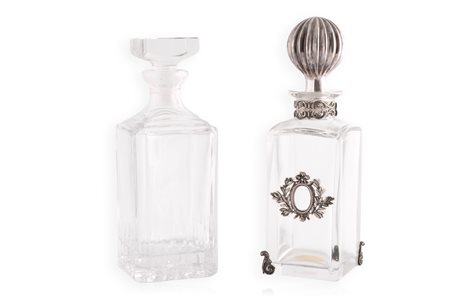 Lotto di due bottiglie da Whisky in cristallo. Unancon tappo e inserti in Sheffield