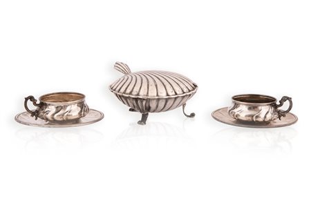 Lotto di argenti composto da una zuccheriera a forma di conchiglia, due tazzine da caffè con piattino