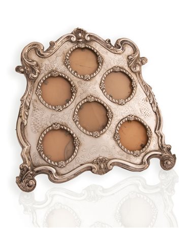 Cornice in argento con sei portaritratti tondi