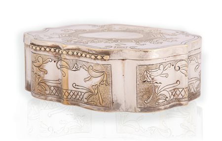 Scatola in metallo argentato cesellata con volute d elementi vegetali su fianchi e coperchio