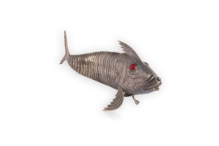 Soprammobile in argento a forma di pesce realizzato con inserti mobili