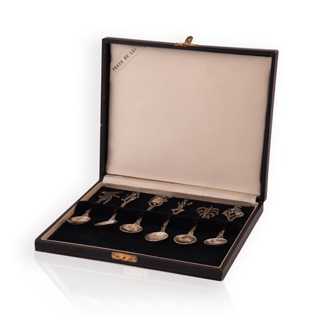 Cofanetto contenente 6 cucchiaini in argento con manici secellati a tema esotico