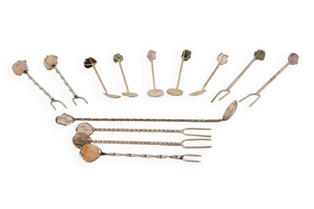 Lotto composto da 13 piccole posate da cocktail con manico realizzato con inserto in pietre dure