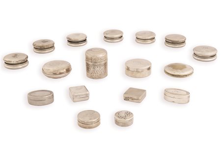 Lotto di 17 piccole scatole in argento di varie dimensioni