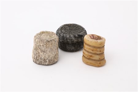 Pancetta e due forme di formaggio in cera e terracotta policroma cm 3 e cm...