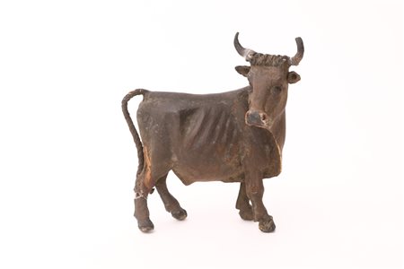 Toro in legno dipinto con coda in corda, Sicilia, XIX secolo cm 11x9x3