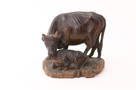 Gruppo in legno policromo composto da mucca e vitello, Sicilia, XIX secolo su...