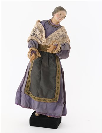 Donna anziana con chignon e scialle di merletto abito in seta viola e zinale...