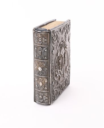 Torah In 16° Con legatura in argento sbalzato. Piatti caratterizzati da...