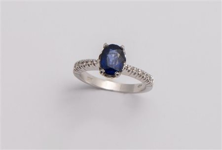 ANELLO IN ORO, ZAFFIRO E DIAMANTI In oro bianco, realizzato con zaffiro blu...