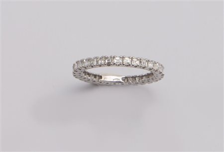 ANELLO IN ORO E DIAMANTI In oro bianco, realizzato ad una linea a tutto giro...