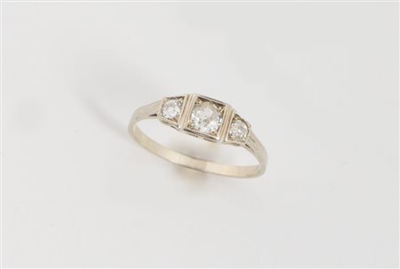 ANELLO IN ORO E DIAMANTI In oro bianco, centrato da tre diamanti di taglio...