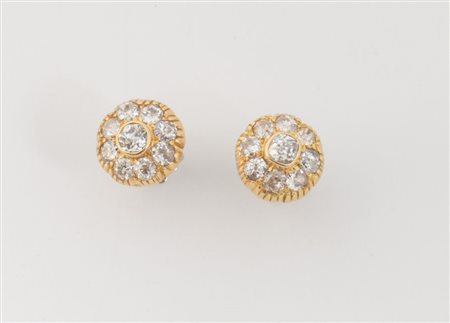ORECCHINI IN ORO E DIAMANTI In oro giallo, ciascuno realizzato come un rosone...