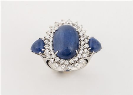 GRANDE ANELLO IN ORO, DIAMANTI E ZAFFIRI BIRMANI NATURALI In oro bianco,...