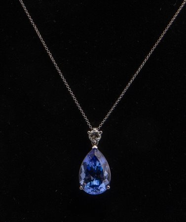 COLLANA IN ORO CON DIAMANTE E TANZANITE In oro bianco, realizzata con catena...