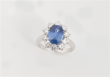 ANELLO IN ORO, ZAFFIRO E DIAMANTI In oro bianco, centrato da zaffiro Ceylon...