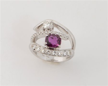ANELLO IN ORO, RUBINO E DIAMANTI In oro bianco, realizzato come una fascia a...