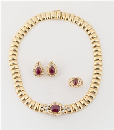 PARURE IN ORO, RUBINI E DIAMANTI Parure composta da girocollo, anello e...