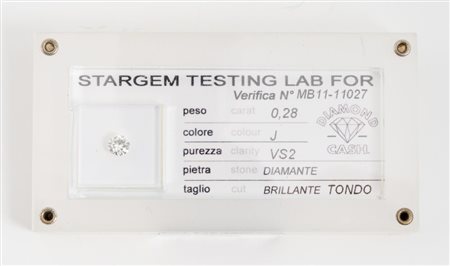 DIAMANTE IN BLISTER Taglio brillante, di 0,28 ct, colore J, purezza VS2 con...