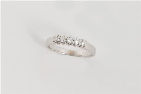 ANELLO IN ORO E DIAMANTI In oro bianco, realizzato ad una linea di cinque...
