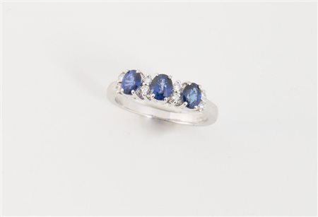 ANELLO IN ORO, ZAFFIRI E DIAMANTI In oro bianco, realizzato con tre zaffiri...