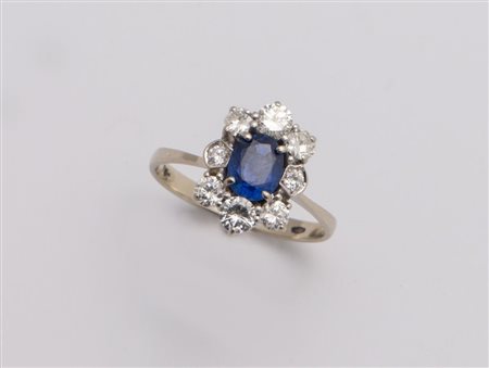 ANELLO IN ORO, DIAMANTI E ZAFFIRO NATURALE In oro bianco, realizzato con...