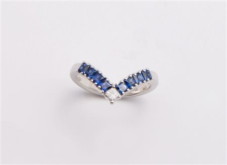 ANELLO IN ORO, ZAFFIRI E DIAMANTE In oro bianco, realizzato seguendo un...
