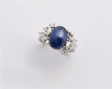 ANELLO IN ORO, ZAFFIRO NATURALE E DIAMANTI In oro bianco, centrato da...