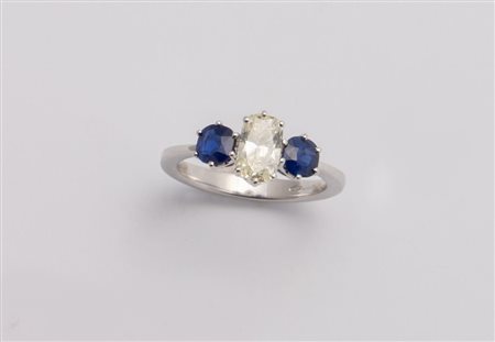 ANELLO IN ORO, DIAMANTE E ZAFFIRI NATURALI In oro bianco, realizzato con...