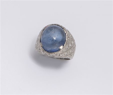 ANELLO IN ORO, ZAFFIRO NATURALE E DIAMANTI In oro bianco, centrato da grande...