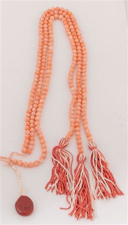 TRE FILI DI CORALLO ROSA Diametro 7-7 1/2, con ceralacca e nappe. Peso complessivo 100,0 grammi.