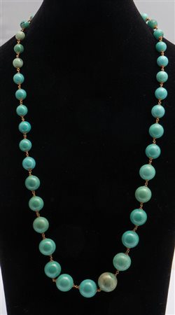 COLLANA IN ORO E TURCHESI Realizzata ad una fila di turchesi azzurri-verdi...