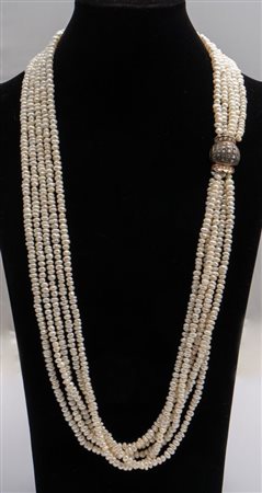 COLLANA DI PERLE Realizzata a cinque fili di perle coltivate di acqua dolce,...