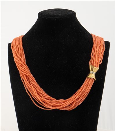 COLLANA IN ORO E CORALLI Realizzata come un torchon a 25 fili di piccole...