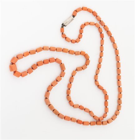 COLLANA DI CORALLO Realizzata ad una fila di barilotti cilindrici di corallo...