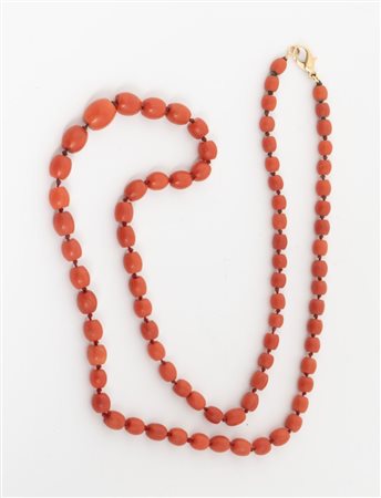 COLLANA DI CORALLO Realizzata ad una fila di barilotti levigati in corallo...
