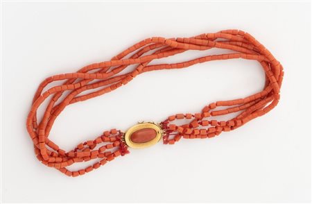 COLLANA DI CORALLO Realizzata a cinque fili di barilotti cilindrici di...