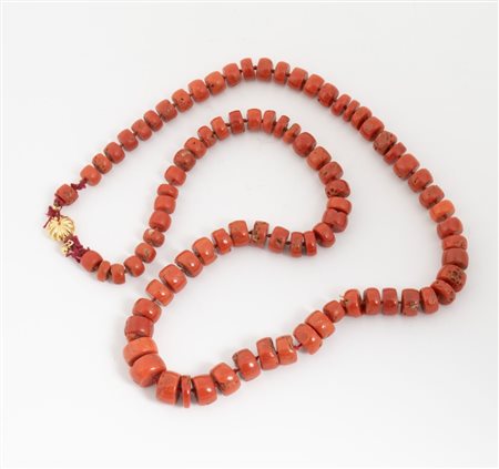 COLLANA DI CORALLO Realizzata ad una fila di rondelle di corallo rosso in...