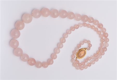 COLLANA IN ORO E QUARZO ROSA Realizzata ad una fila di boules di quarzo rosa...