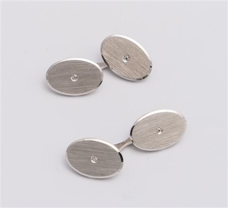 GEMELLI IN ORO In oro bianco, ciascuno di forma ovale decorato al centro da...