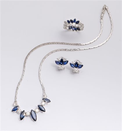PARURE IN ORO, ZAFFIRI E DIAMANTI Costituita da collana, orecchini e anello,...