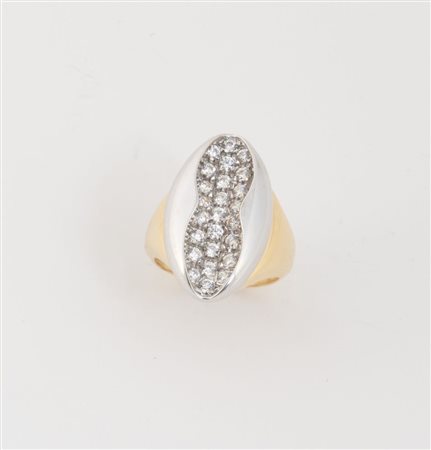ANELLO IN ORO In oro bianco e giallo, sommità a forma di spola decorata con...