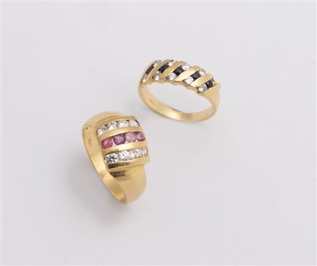 DUE ANELLI IN ORO Ciascuno realizzato come una fascia decorata ad alternanza...