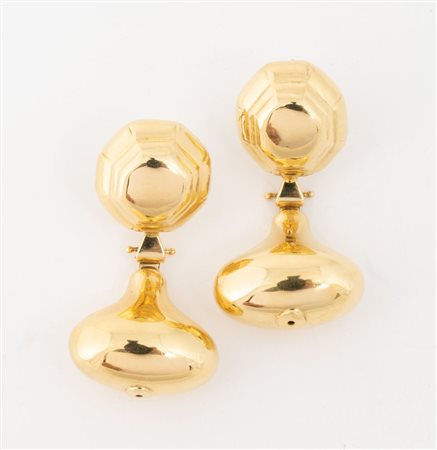 ORECCHINI IN ORO Ciascuno realizzato come una clip con pendente in oro...