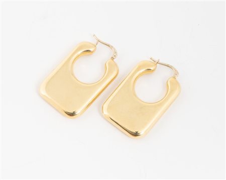 ORECCHINI IN ORO Ciascuno realizzato come una formella di linea geometrica...