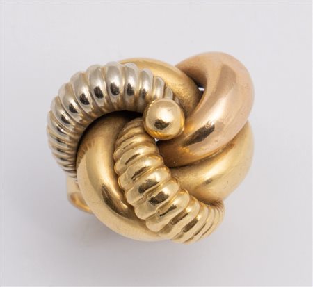 ANELLO IN ORO Disegnato a foggia floreale nei tre colori dell’oro. Peso...